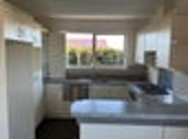 Townhouse for rent in Chaslands, Canterbury