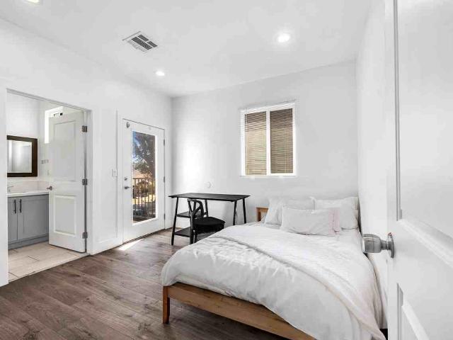 Apartment for rent in Canoga Park, California