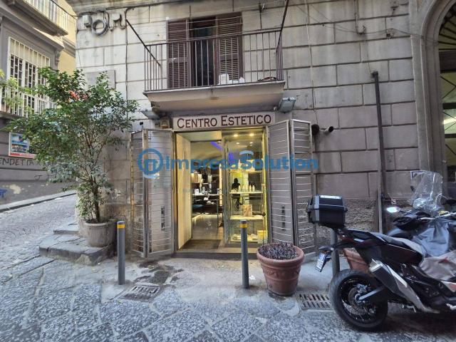 Locale Commerciale in vendita a Municipalità 2, Campania