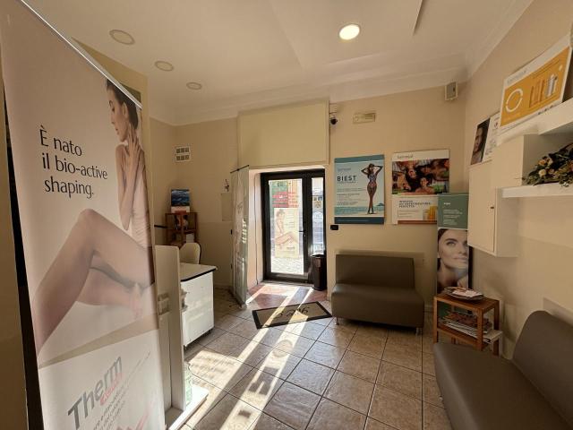 Locale Commerciale in vendita a Sant'Antonio, Torre Del Greco