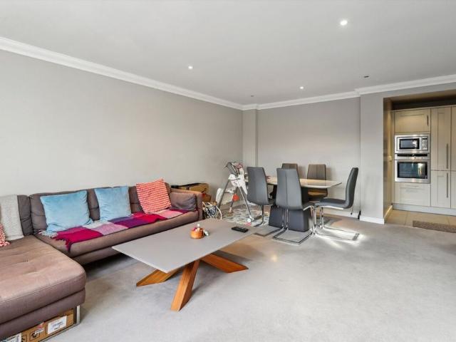 Apartment for rent in Esher, Elmbridge