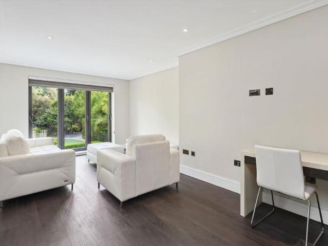 Apartment for rent in Blackhills, Surrey