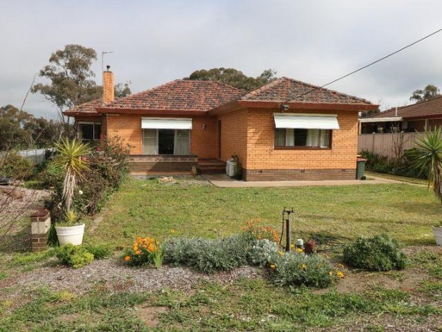 Cottage for sale in Charlton, Victoria