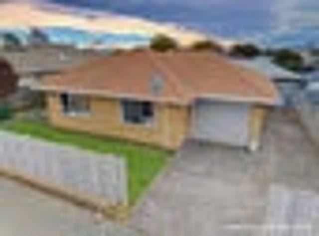 Townhouse for sale in Chaslands, Canterbury