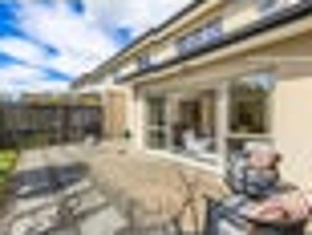 Townhouse for sale in Saint Johns, Ōrākei