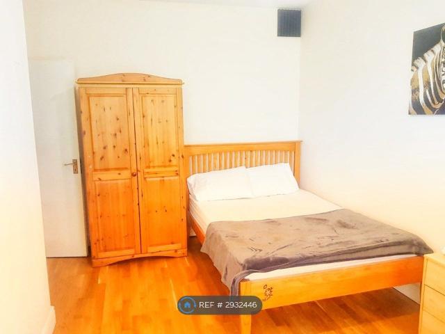 Room for rent in Scotch Estate, Greater London