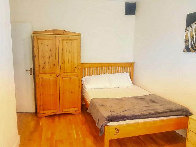 Room for rent in Scotch Estate, Greater London