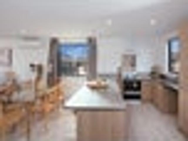 Townhouse for rent in Chaslands, Canterbury