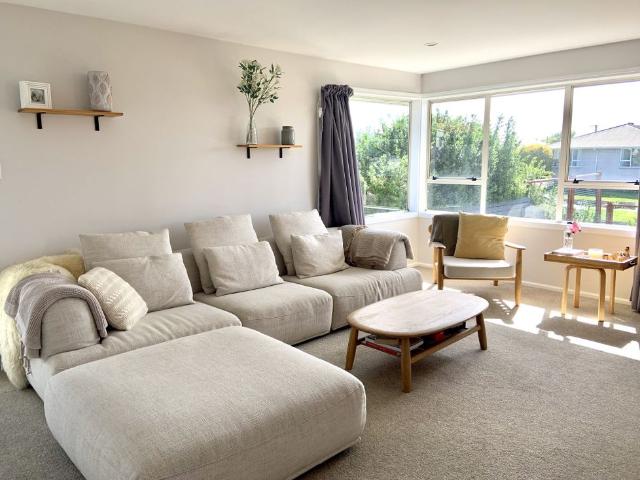Townhouse for rent in Chaslands, Canterbury