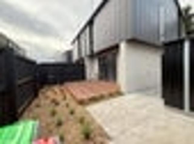 Townhouse for rent in Chaslands, Canterbury
