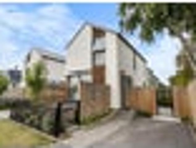 Townhouse for rent in Chaslands, Canterbury