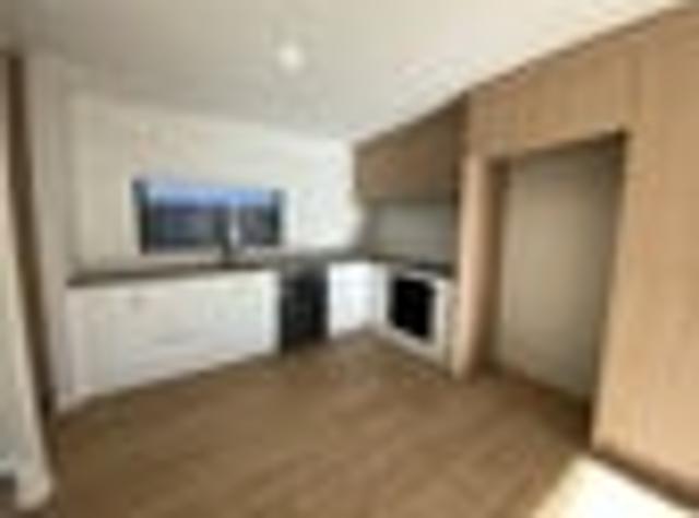 Townhouse for rent in Chaslands, Canterbury