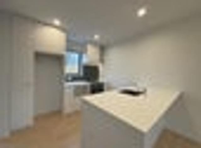 Townhouse for rent in Chaslands, Canterbury