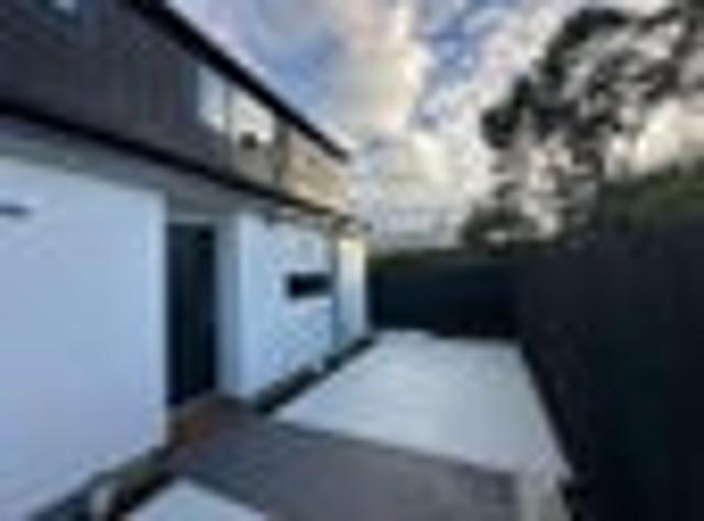 Townhouse for rent in Chaslands, Canterbury