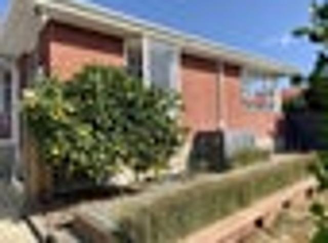 Townhouse for rent in Chaslands, Canterbury