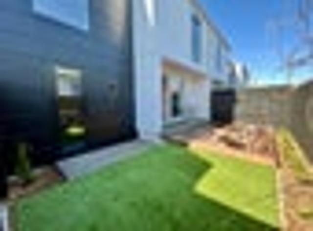 Townhouse for rent in Chaslands, Canterbury