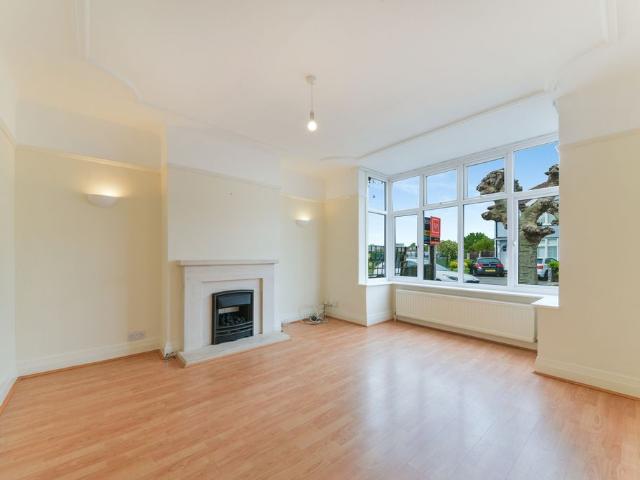 Apartment for rent in London Borough of Merton, Raynes Park