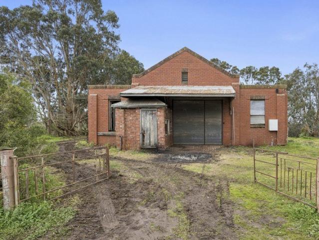 Cottage for sale in Pirron Yallock, Victoria