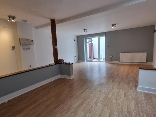Apartment for rent in Bellenden, Greater London