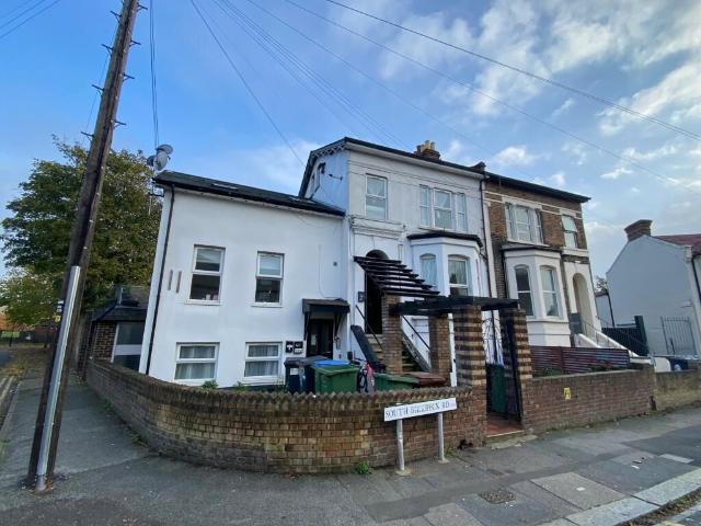 Apartment for rent in Cann Hall, Greater London