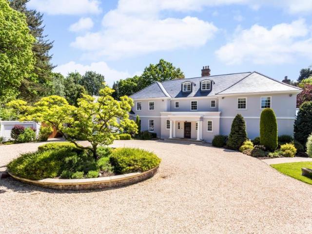 House for rent in Trumps Green, Runnymede