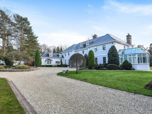 House for rent in Row Town, Surrey