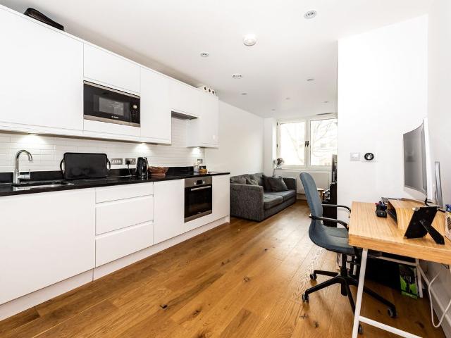 Apartment for rent in London Borough of Croydon, Waddon