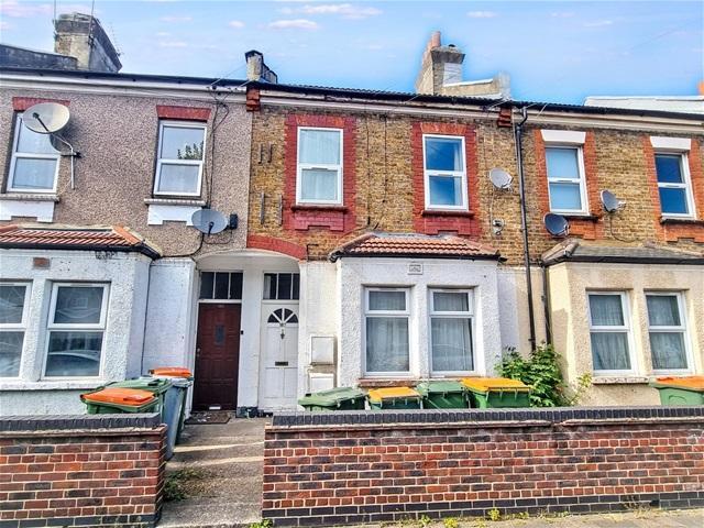 Apartment for rent in Plashet, Greater London