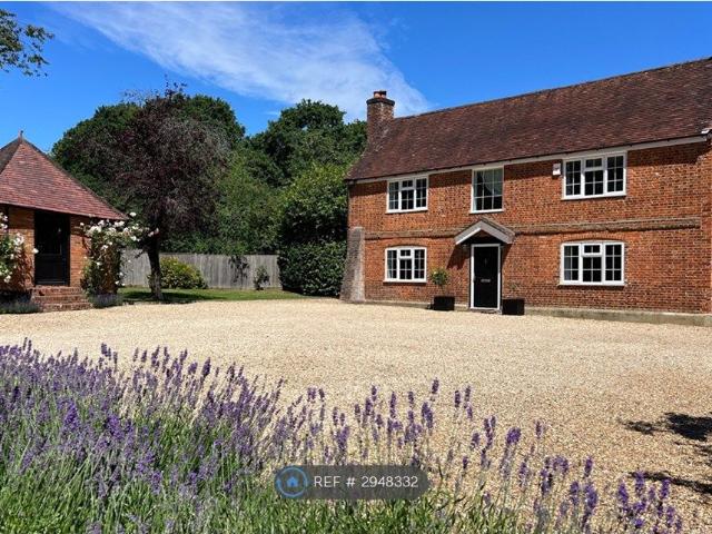 House for rent in Heol-las, Surrey
