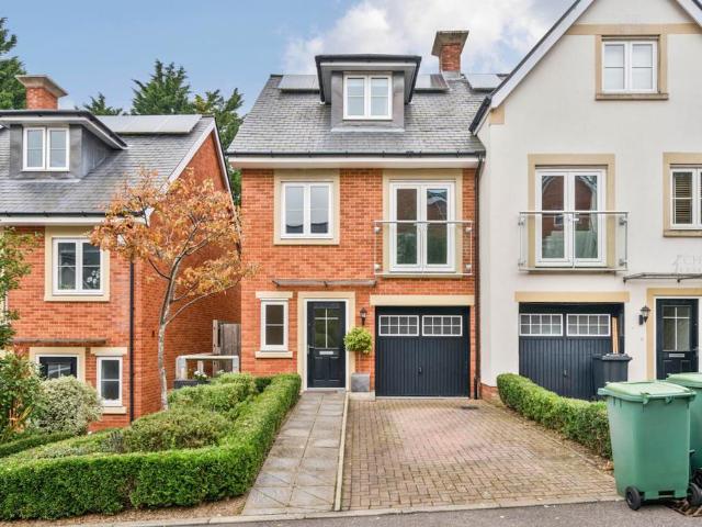 House for rent in Pachesham Park, Surrey