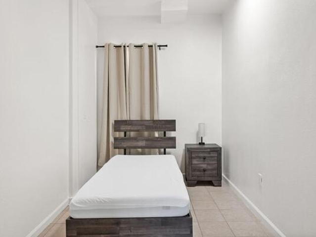 Room for rent in Canoga Park, California