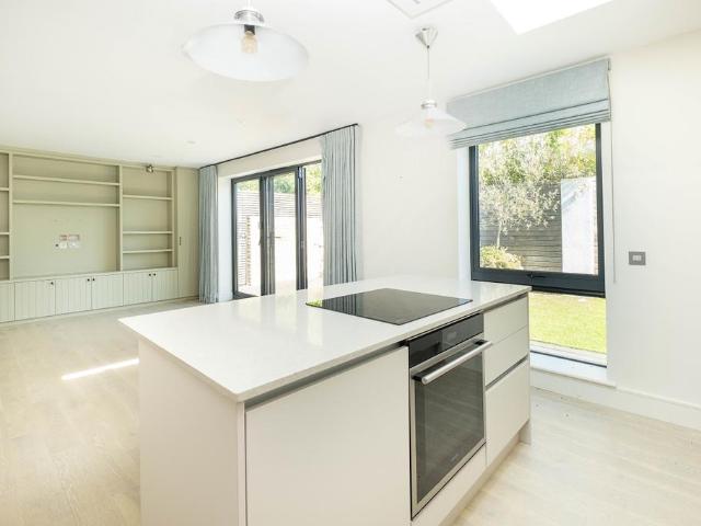 Apartment for rent in London Borough of Merton, Merton Park