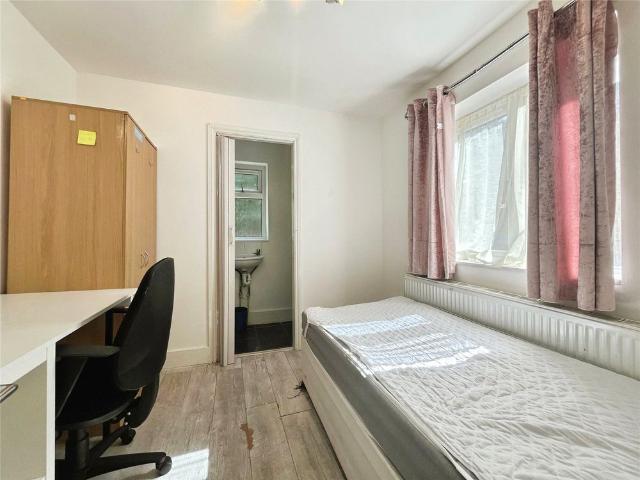 House for rent in Row Town, Surrey