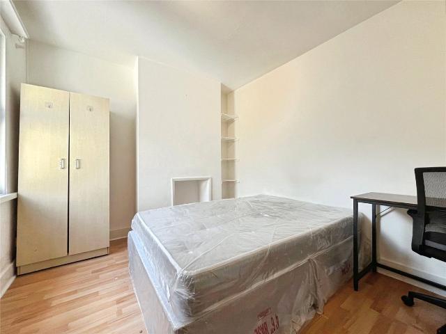 Room for rent in Row Town, Surrey