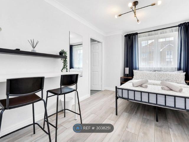 Room for rent in London Borough of Merton, Collier's Wood