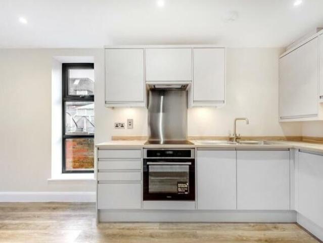 Apartment for rent in Blackhills, Surrey