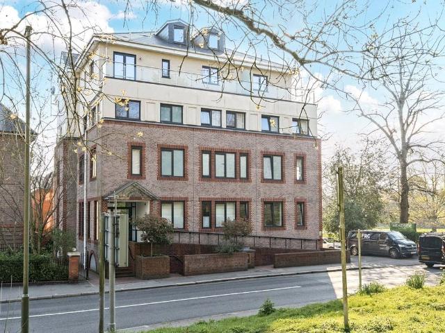 Apartment for rent in Woodcote, Epsom