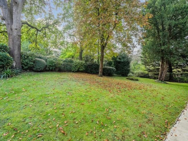 Apartment for rent in Woodcote, Epsom