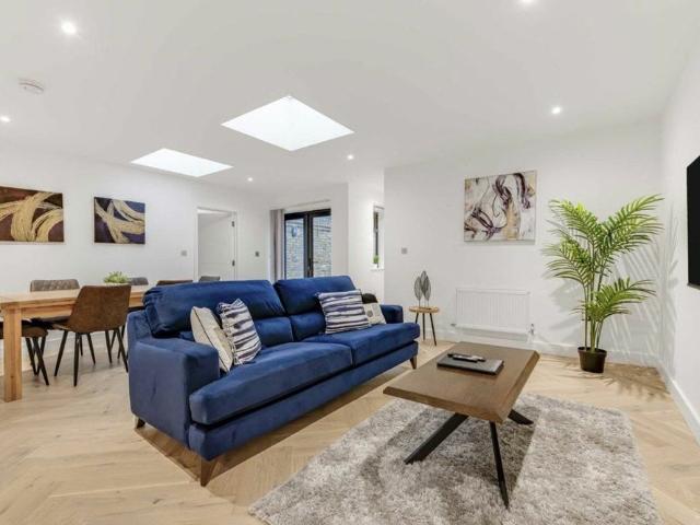 Apartment for rent in London Borough of Hounslow, Cat Hill