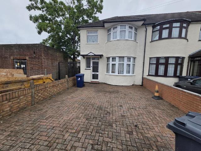 House for rent in London Borough of Ealing, Greenford