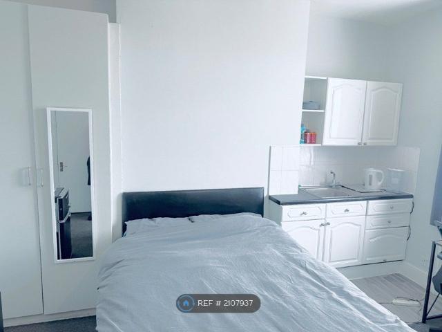 Studio for rent in Reading