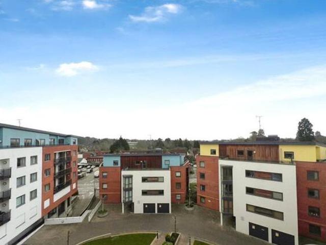 House for sale in Heol-las, Surrey