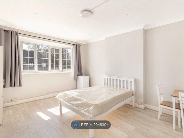 Room for rent in Heol-las, Surrey