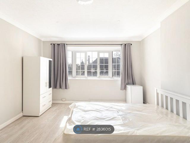 Room for rent in Heol-las, Surrey