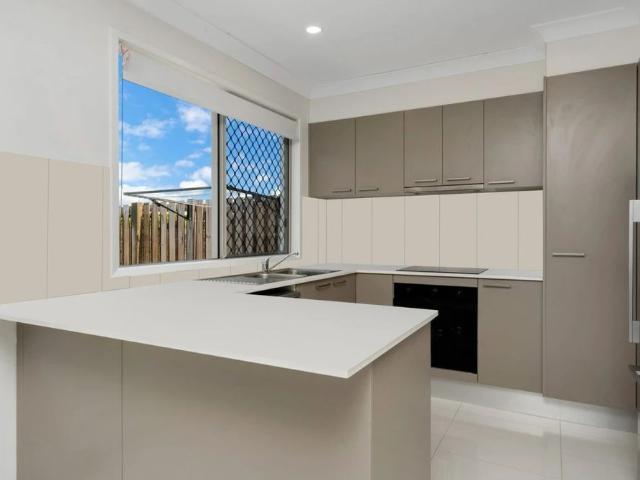 Townhouse for rent in Burdell, Queensland