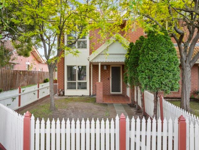 Townhouse for sale in Carnegie, Melbourne