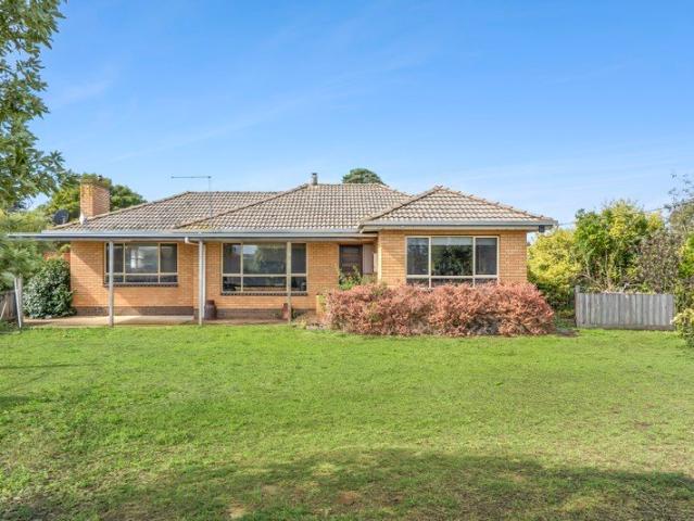 Cottage for sale in Coragulac, Victoria