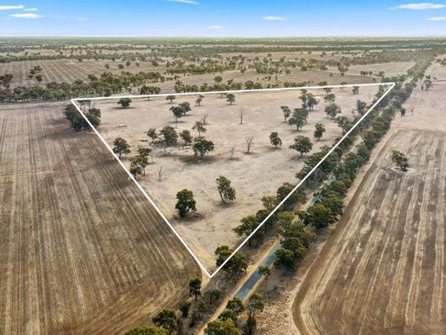Cottage for sale in Arcadia South, Victoria