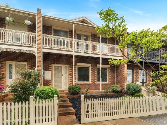 Townhouse for sale in Roxburgh Park, Melbourne