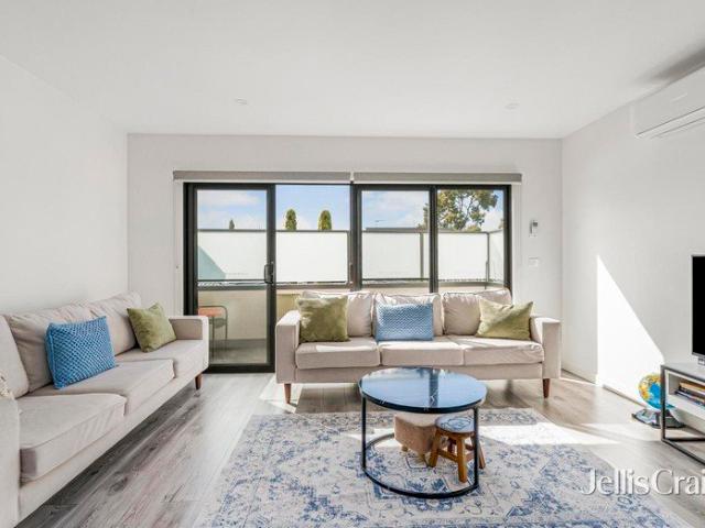 Townhouse for sale in Oak Park, Melbourne